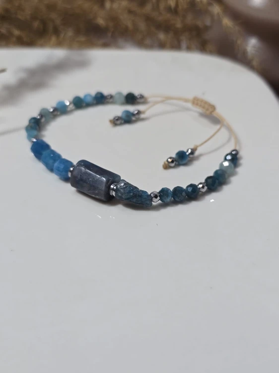 Błękitna Inspiracja – Regulowana Bransoletka z Naturalnym Apatytem