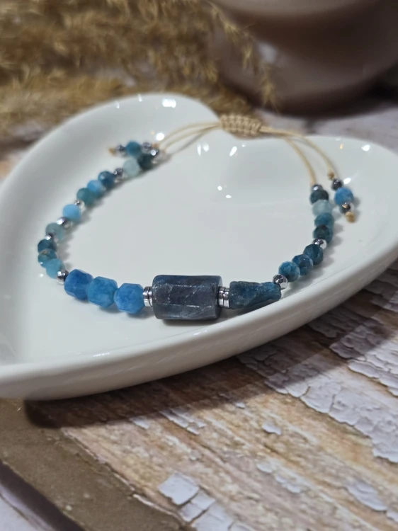 Błękitna Inspiracja – Regulowana Bransoletka z Naturalnym Apatytem