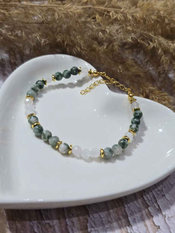 Elegancki Talizman – Bransoletka z Agatem Mszystym, Kamieniem Księżycowym i Złoconym Srebrem